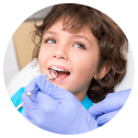 Осмотр детским стоматологом проводится в игровой форме